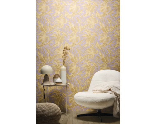 Exemple d'aménagement avec un papier peint à motif de feuilles, un fauteuil et une table d'appoint.