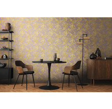 Salle à manger avec table à manger, chaises, étagère, commode et papier peint à motifs floraux.