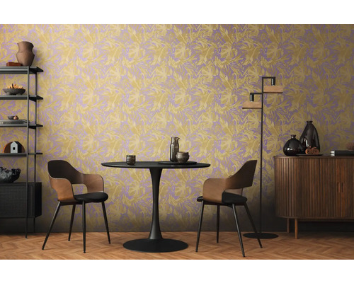 Salle à manger avec table à manger, chaises, étagère, commode et papier peint à motifs floraux.