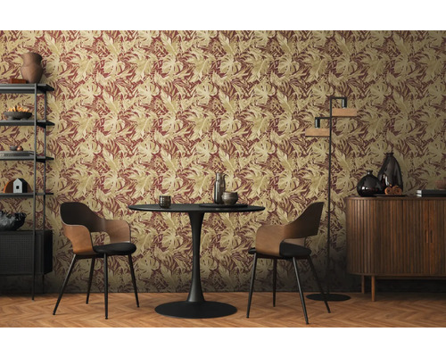 Salle à manger décorative avec papier peint à motifs de feuilles, table à manger et chaises