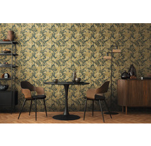 Salle à manger avec papier peint à motif de feuilles, table, chaises, étagère et commode