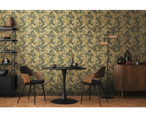 Salle à manger avec papier peint à motif de feuilles, table, chaises, étagère et commode