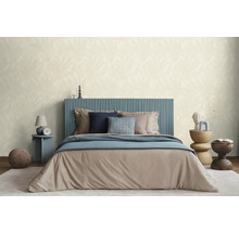 Chambre à coucher avec lit, tables de chevet et papier peint à motifs