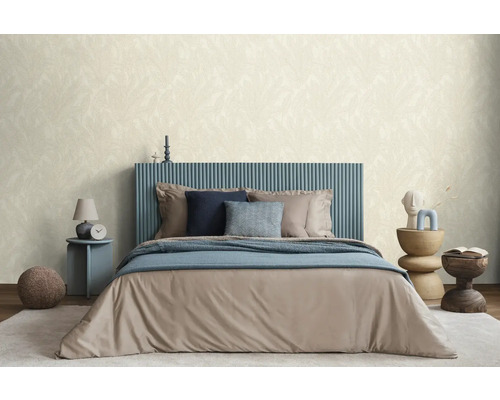 Chambre à coucher avec lit, tables de chevet et papier peint à motifs