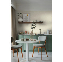 Cuisine lumineuse avec table à manger et chaises, étagère murale avec décorations et image encadrée