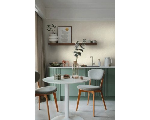 Cuisine lumineuse avec table à manger et chaises, étagère murale avec décorations et image encadrée
