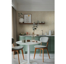 Cuisine claire avec table à manger et chaises devant des armoires vertes.