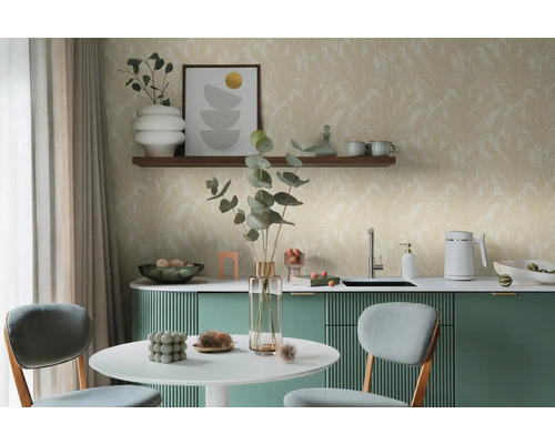 Pièce lumineuse avec table à manger, chaises, comptoir de cuisine et papier peint à motifs floraux.