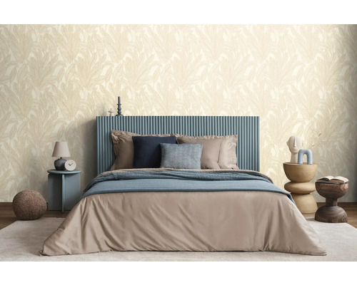 Une chambre avec un lit, des tables de chevet et un papier peint à motifs.