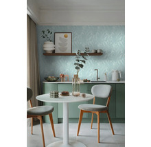 Coin repas lumineux avec kitchenette à rayures vertes, table blanche et chaises