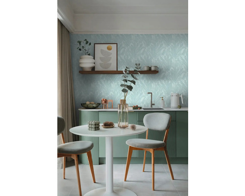 Coin repas lumineux avec kitchenette à rayures vertes, table blanche et chaises