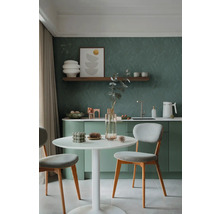 Cuisine lumineuse avec table à manger et chaises dans un design moderne