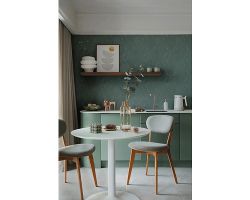 Cuisine lumineuse avec table à manger et chaises dans un design moderne