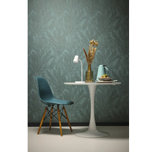 Espace de vie avec papier peint à motifs, table à manger et chaise