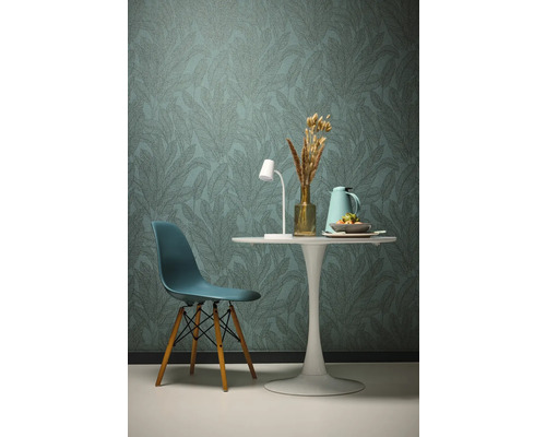 Espace de vie avec papier peint à motifs, table à manger et chaise