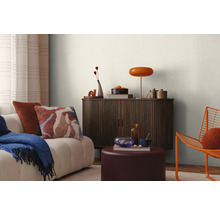 Einrichtungsidee mit Sofa, Schrank und dekorativen Accessoires für ein stilvolles Wohnambiente.