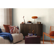 Intérieur de salon avec canapé, armoire, lampe et décoration