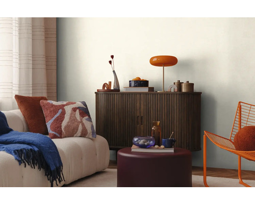 Intérieur de salon avec canapé, armoire, lampe et décoration