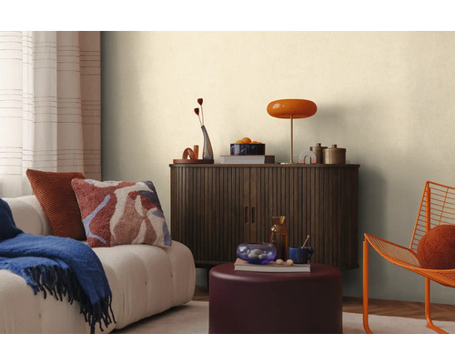 Salon avec canapé, armoire, lampe et décorations pour une ambiance chaleureuse