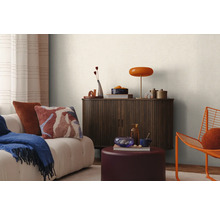 Salon avec canapé, commode, lampe et décoration pour une ambiance chaleureuse