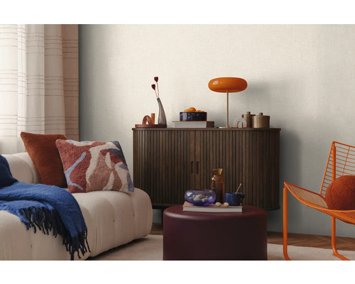 Salon avec canapé, commode, lampe et décoration pour une ambiance chaleureuse