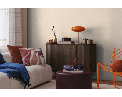 Salon avec canapé, armoire et objets de décoration