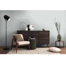 Salon avec commode, fauteuil, lampadaire et éléments décoratifs pour une ambiance chaleureuse