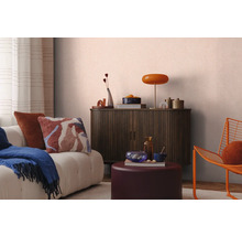 Salon avec canapé, commode, lampe et décoration