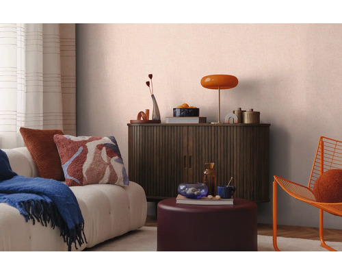 Salon avec canapé, commode, lampe et décoration