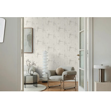 Salon avec papier peint à motifs, fauteuil et décoration