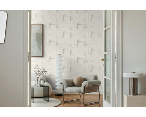 Salon avec papier peint à motifs, fauteuil et décoration