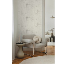 Salon avec papier peint structuré et fauteuil gris