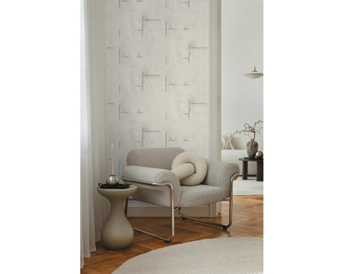 Salon avec papier peint structuré et fauteuil gris