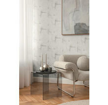 Salon avec fauteuil, table d'appoint et papier peint à motifs