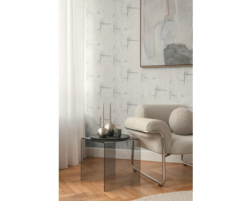 Salon avec fauteuil, table d'appoint et papier peint à motifs