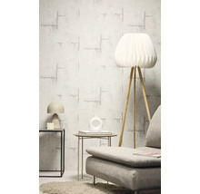 Intérieur avec papier peint à motifs, lampadaire et tables d'appoint