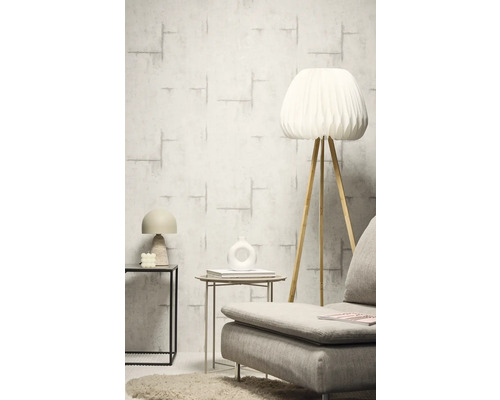 Intérieur avec papier peint à motifs, lampadaire et tables d'appoint