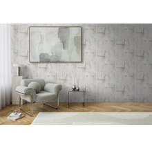 Wohnzimmer mit gemusterter Tapete, Sessel und Kunstwerk