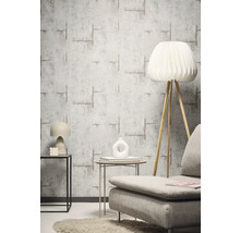 Innenraum mit gemusterter Tapete, Lampe und Möbeln