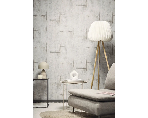 Innenraum mit gemusterter Tapete, Lampe und Möbeln