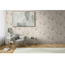 Salon avec papier peint à motifs, fauteuil et œuvre d'art