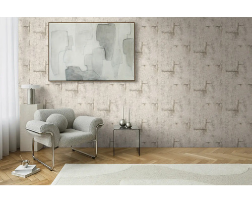 Salon avec papier peint à motifs, fauteuil et œuvre d'art