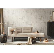 Salon avec canapé beige et papier peint à motifs