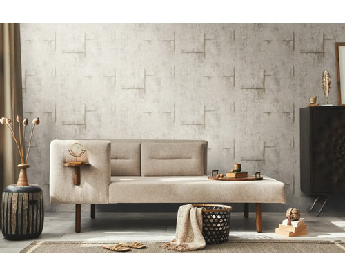 Salon avec canapé beige et papier peint à motifs