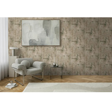 Salon avec papier peint à motifs, fauteuil et œuvre d'art