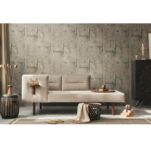 Salon avec canapé-lit beige, papier peint à motifs et éléments décoratifs pour une atmosphère chaleureuse.