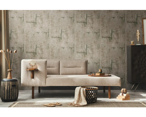 Salon avec canapé-lit beige, papier peint à motifs et éléments décoratifs pour une atmosphère chaleureuse.