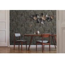 Salle à manger avec table, chaises et papier peint structuré