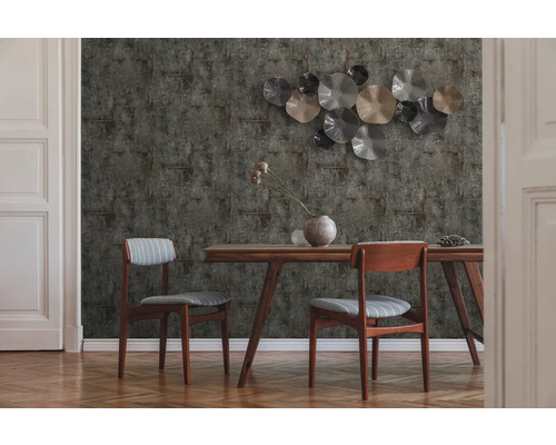 Salle à manger avec table, chaises et papier peint structuré