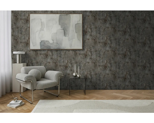 Salon avec fauteuil, table et décoration devant un mur structuré